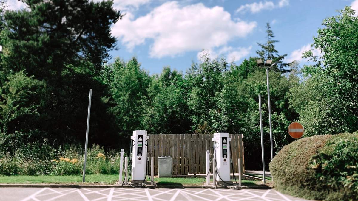 Borne de recharge sur une place de parking en copropriété