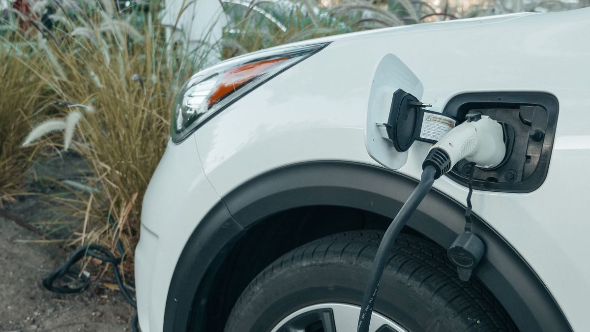 Point de charge public sur un parking à Dijon (Côte-d'Or)