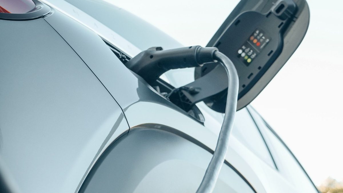 Aides 2026 : câble de recharge branché sur une voiture électrique