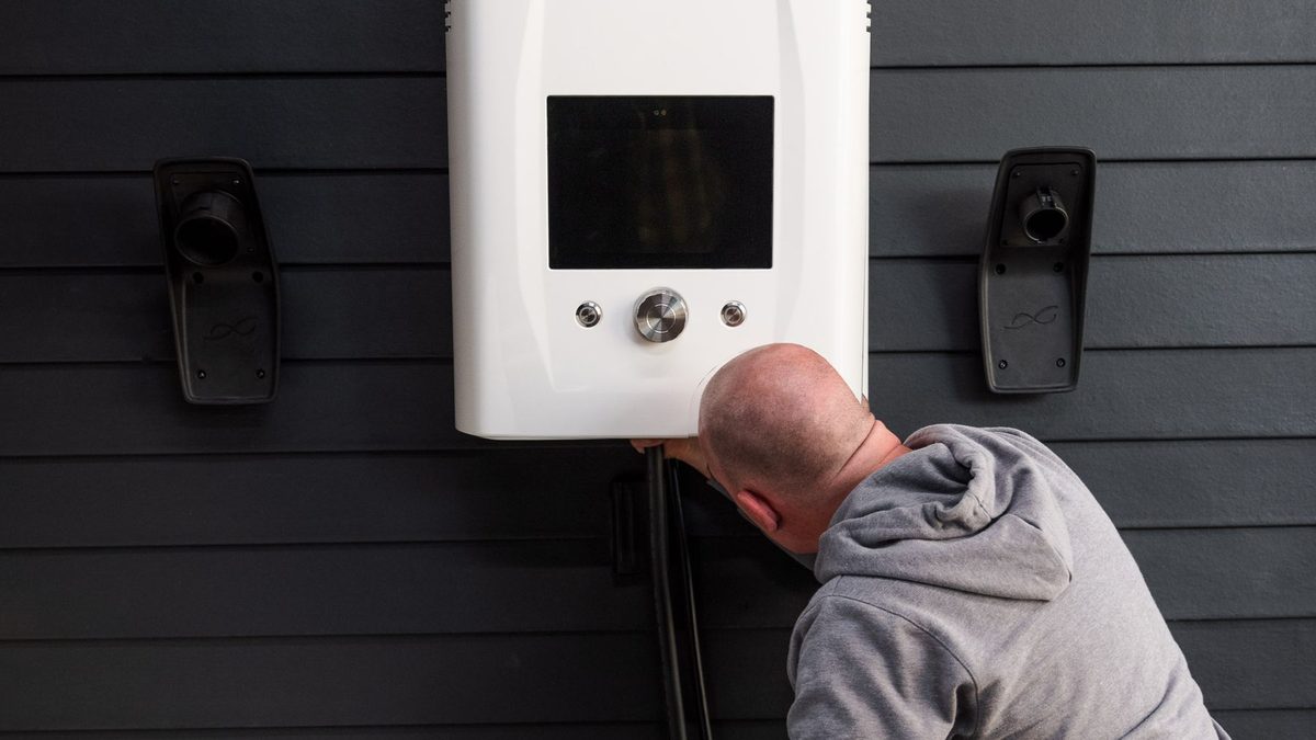 Pose d'une borne de recharge murale par un installateur à Angers (Maine-et-Loire)