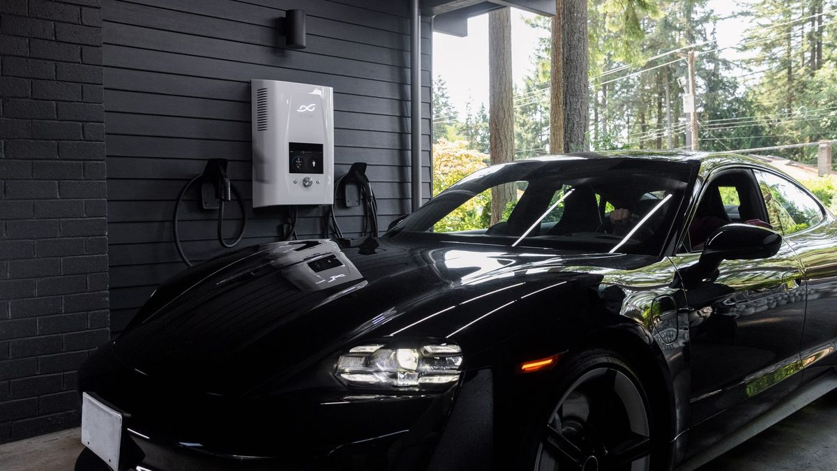 Prise renforcée ou borne : recharge d'une voiture électrique dans un garage
