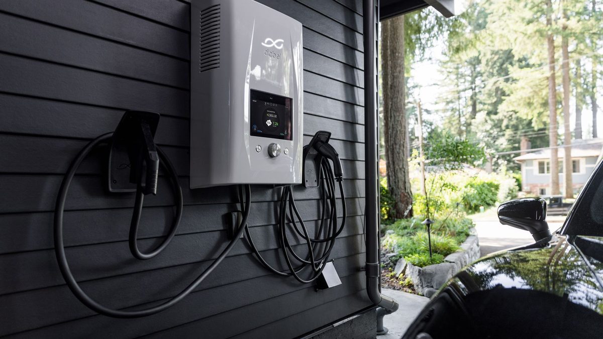 Prix d'installation : wallbox murale posée sur le mur extérieur d'une maison